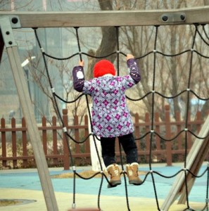 winter-child-climbing