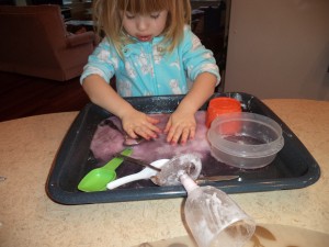 play with baking soda and vinegar