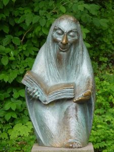 storyteller-statue